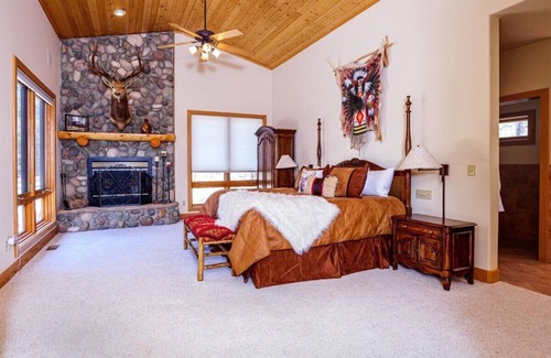 Lake George Cabin | Mountain Lodge with sauna-350 acres. 5 minutes from fishing, kayaking, boating!