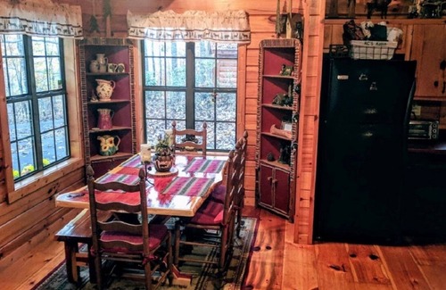 Murphy Cabin | Mountain Log Cabin in Woods with Fiber Wi-Fi & 1st Responder/Military Discounts!