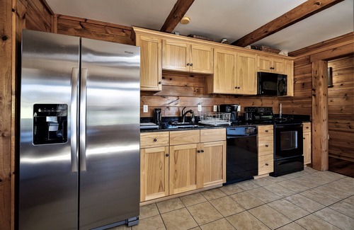 Stanley Cabin | Mountain Log Home LURAY Hot Tub 4 Fireplaces Near Shenandoah National Park