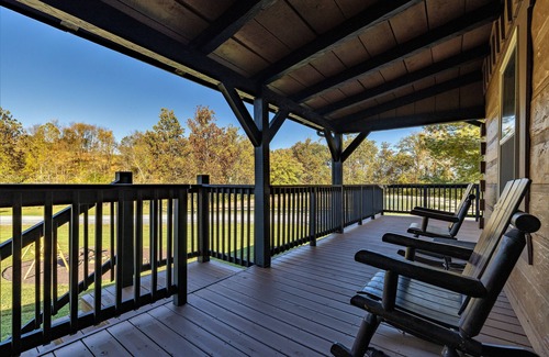 Stanley Cabin | Mountain Log Home LURAY Hot Tub 4 Fireplaces Near Shenandoah National Park