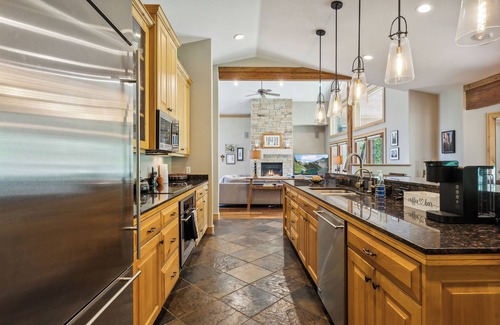 Summit Park House | Mountain Luxury: Sleeps 10, Private Hot Tub, 15 Min to Canyons, Ideal for Family Getaways!