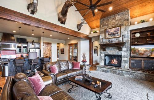 Summit Park House | Mountain Luxury, Sleeps 10, Private Hot Tub, 15 Min to Canyons, Ideal for Family Getaways!