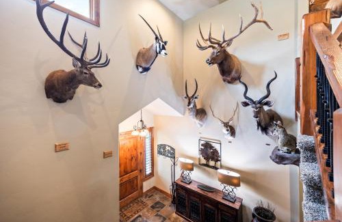 Summit Park House | Mountain Luxury, Sleeps 10, Private Hot Tub, 15 Min to Canyons, Ideal for Family Getaways!