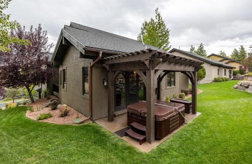 Summit Park House | Mountain Luxury, Sleeps 10, Private Hot Tub, 15 Min to Canyons, Ideal for Family Getaways!