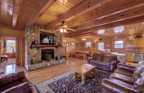 Gatlinburg - Pigeon Forge House | Mountain Majesty by AvantStay | Hot Tubs, Game Room - Sleeps 26