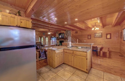 Gatlinburg - Pigeon Forge House | Mountain Majesty by AvantStay | Hot Tubs, Game Room - Sleeps 26