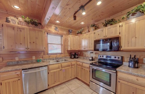 Gatlinburg - Pigeon Forge House | Mountain Majesty by AvantStay | Hot Tubs, Game Room - Sleeps 26