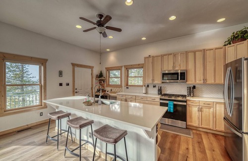 Leadville House | Mountain Majesty-HOT TUB! Minutes to Ski Cooper-Private fishing out your door!