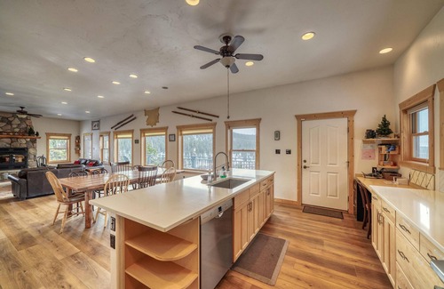 Leadville House | Mountain Majesty-HOT TUB! Minutes to Ski Cooper-Private fishing out your door!