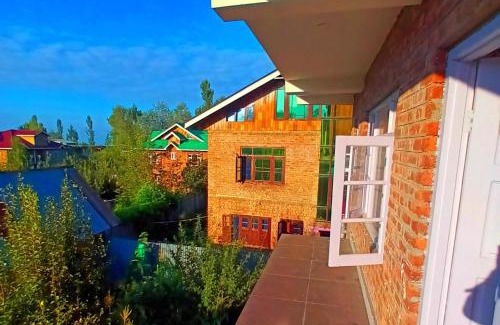 Srinagar House | Mountain Majesty