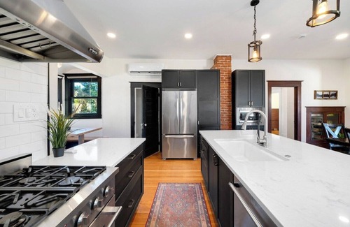 Sandy House | Mountain Manor in Sandy| HotTub |3KingBeds| MtHood