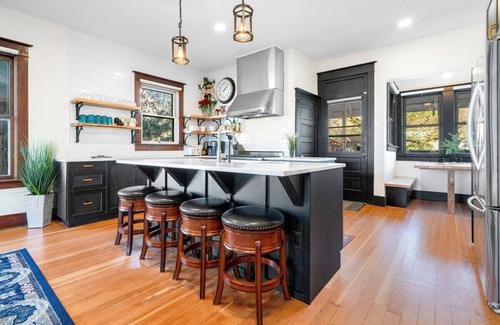 Sandy House | Mountain Manor in Sandy| HotTub |3KingBeds| MtHood