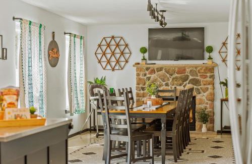 Long Pond House | Mountain Mindset by AvantStay Pool Hot Tub Game Room Firepit