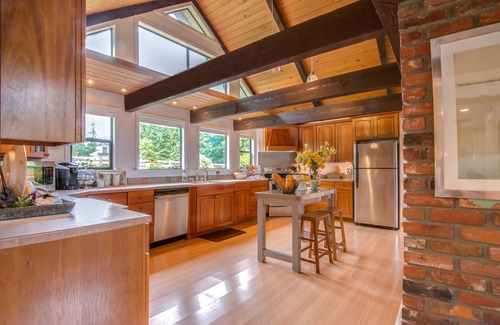 Covington House | Mountain Modern Guest Home-3 acre Lawns, Pond and Gardens