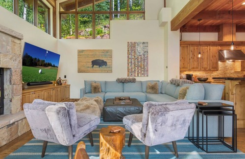 Intermountain Ski Chalet | MOUNTAIN MODERN LUXURY CHALET Hot tub, free bus, deck, 4 car parking & fire pit!