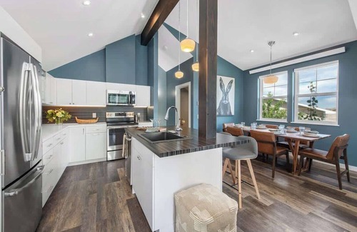 Victor House | Mountain Modern - Walk to everything!
