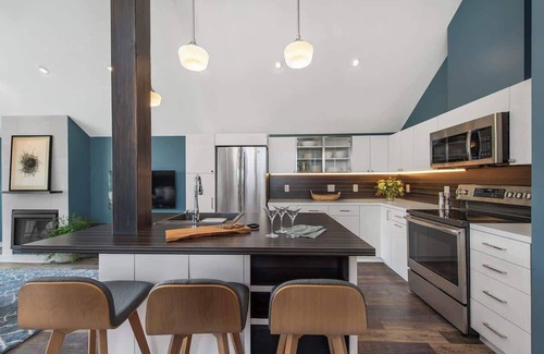 Victor House | Mountain Modern - Walk to everything!