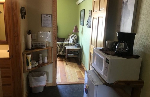 Hill City Cabin | Mountain Peaks Inn, BEAR MOUNTAIN SUITE, Downtown Hill City