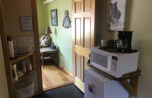 Hill City Cabin | Mountain Peaks Inn, BEAR MOUNTAIN SUITE, Downtown Hill City