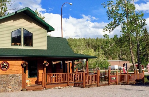 Hill City Cabin | Mountain Peaks Inn, GREEN MOUNTAIN SUITE, Downtown Hill City