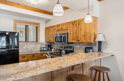 Steamboat Springs Condo | Mountain retreat with shared pool & hot tub, walk to slopes & furnished patio