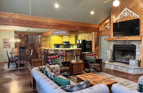 Angel Fire House | Mountain Retreat: 5 min walk to lake & hiking and 4 min drive to golf & slopes.