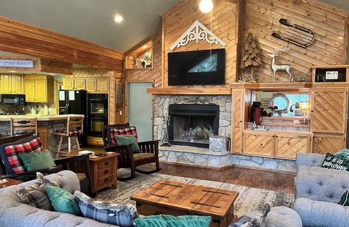 Angel Fire House | Mountain Retreat: 5 min walk to lake & hiking and 4 min drive to golf & slopes.