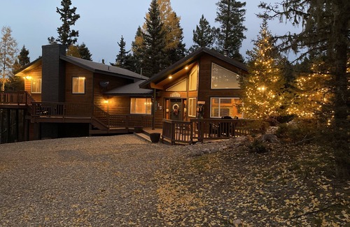 Angel Fire House | Mountain Retreat: 5 min walk to lake & hiking and 4 min drive to golf & slopes.