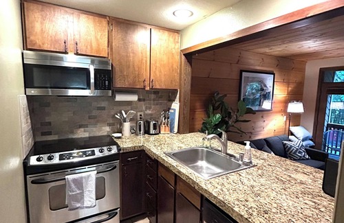 Glacier Condo | Mountain Retreat near mt Baker, cozy 1bedroom Condo w/Pool, Hot Tub, Crib, wifi