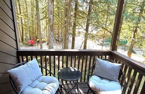 Glacier Condo | Mountain Retreat near mt Baker, cozy 1bedroom Condo w/Pool, Hot Tub, Crib, wifi