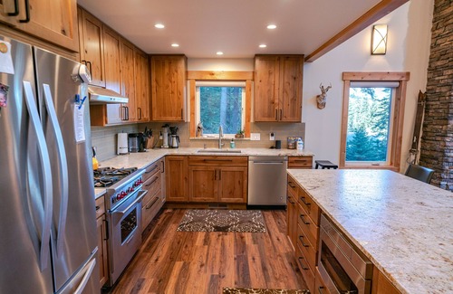 Wenatchee House | Mountain Retreat, steps from Skiing, Mountain Biking, and Hiking