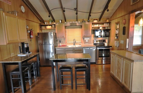 Stanley Cabin | Mountain Retreat w/Great Views, LARGE HOT TUB, Great WIFI, Near Luray Caverns