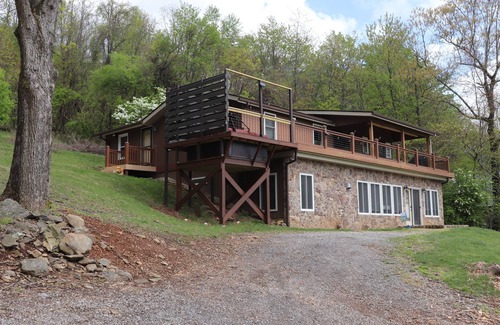 Stanley Cabin | Mountain Retreat w/Great Views, LARGE HOT TUB, Great WIFI, Near Luray Caverns
