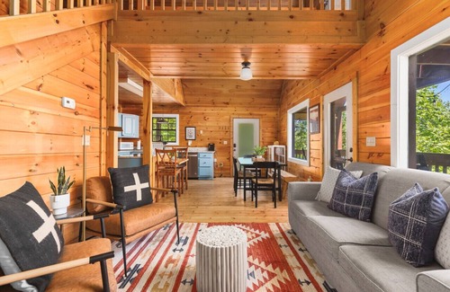 Gatlinburg - Pigeon Forge Cabin | Mountain Retreat with 3 Bedrooms + Hot Tub, Pool, Ping Pong & Views!