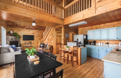 Gatlinburg - Pigeon Forge Cabin | Mountain Retreat with 3 Bedrooms + Hot Tub, Pool, Ping Pong & Views!