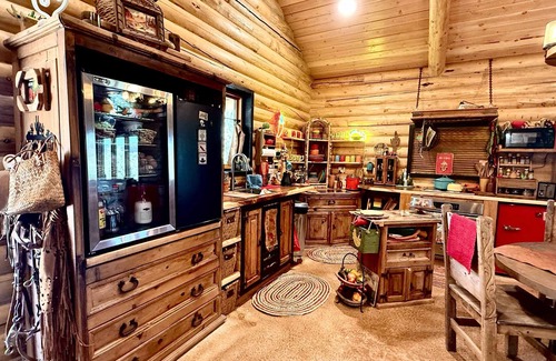 Orderville Cabin | Mountain Retreat with private hot tub Close to Zion!