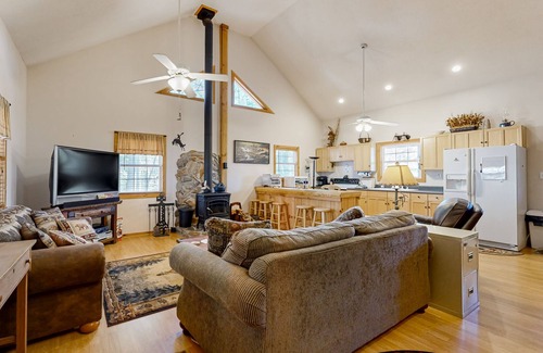 Sylva House | Mountain retreat with breathtaking views, dog friendly