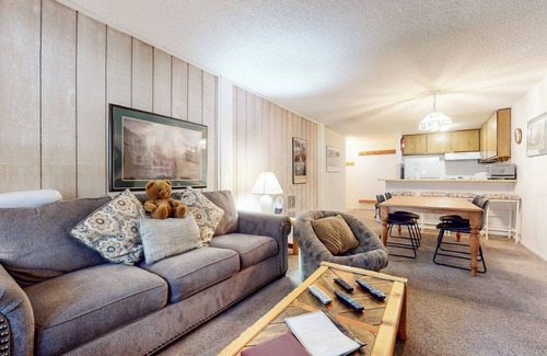 Mammoth Lakes Condo | Mountain Rustic & Spacious, Quiet Location, Balcony. Great Complex Amenities