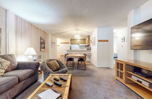 Mammoth Lakes Condo | Mountain Rustic & Spacious, Quiet Location, Balcony. Great Complex Amenities