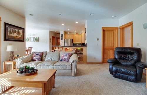 Sisters House | Mountain Sage spacious townhome near downtown Sisters, access to seasonal pool