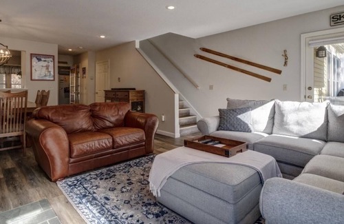North Conway House | Mountain-side family size condo in North Conway, great for Fall foliage views!
