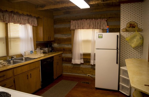 Gatlinburg - Pigeon Forge Cabin | Mountain Sunrise- A Rustic Mountain Retreat