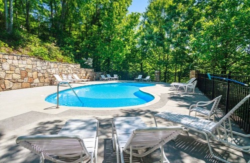Gatlinburg - Pigeon Forge Cabin | Mountain Sunrise- A Rustic Mountain Retreat