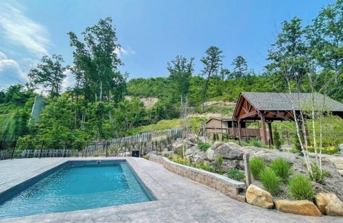 Gatlinburg - Pigeon Forge Cabin | Mountain Sunrise- A Rustic Mountain Retreat