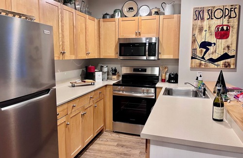 Stratton Mountain Condo | Mountain & sunset views from balcony! Heated pool/spas, walk to lifts & village!