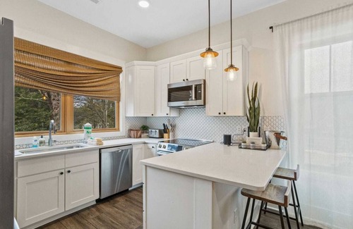 Blowing Rock House | Mountain Townhome in Downtown Blowing Rock with private hot tub!