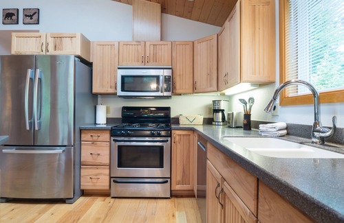Glacier House | Mountain Vibes, Starry Skies, Fireside Chats at Woodland Bungalo