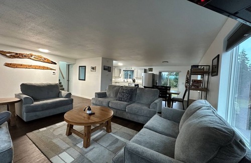McKenna House | Mountain view 3-bedroom 2 bath house with WiFi in Rainier on 5 acres.
