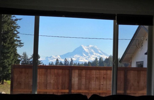 McKenna House | Mountain view 3-bedroom 2 bath house with WiFi in Rainier on 5 acres.