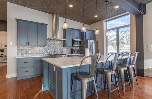 Alpine Northwest Condo | Mountain View Airpark Condo with Spacious Deck and Large Hangar near Jackson WY